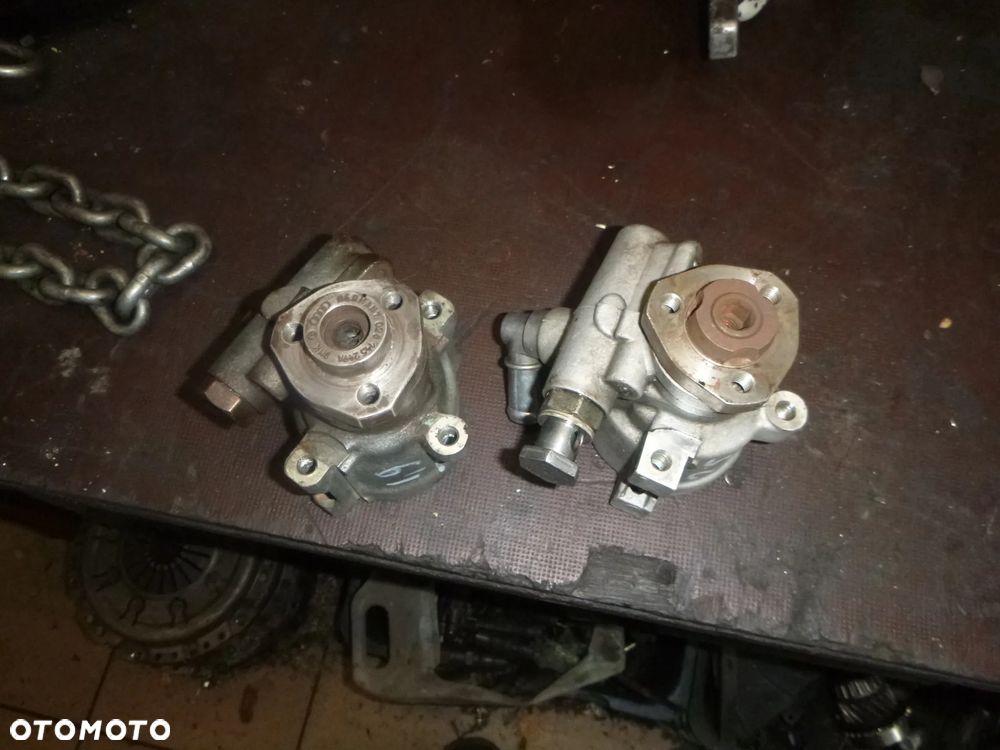 POMPA WSPOMAGANIA VW T4  2,4D 2,5tdi - 1
