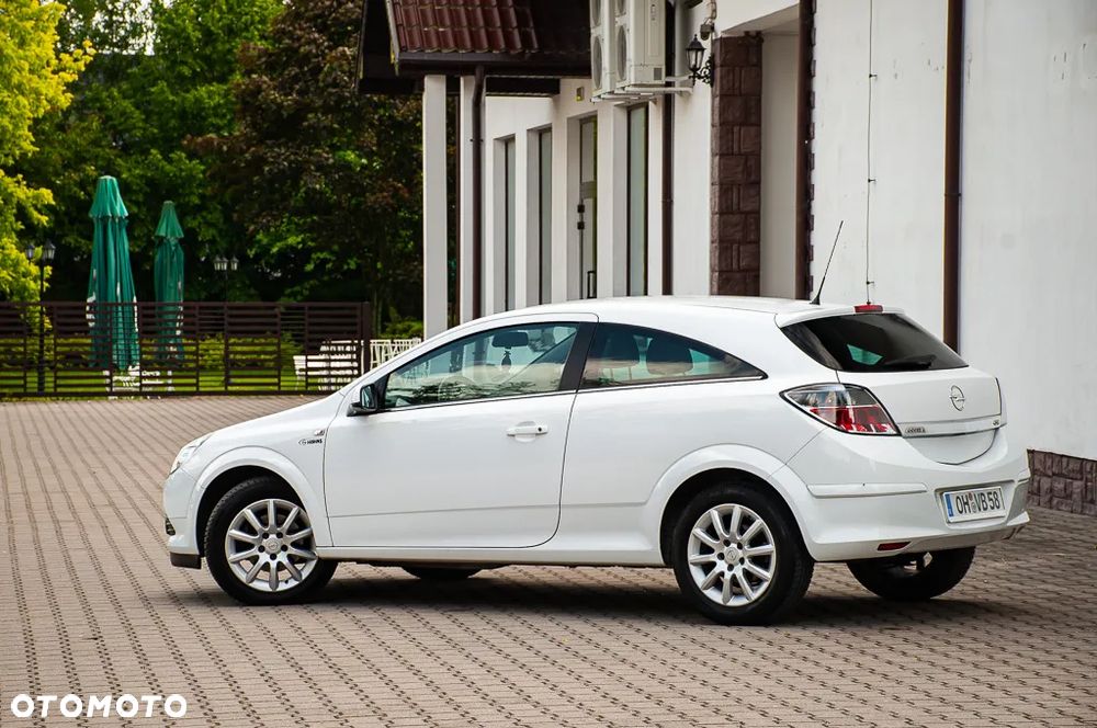 Opel Astra GTC 1.6 Black&White - 7