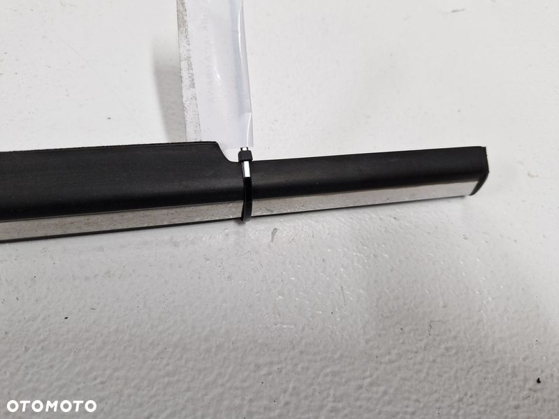 fiat 500 07- listwa zgarniająca drzwi prawa chrom - 5