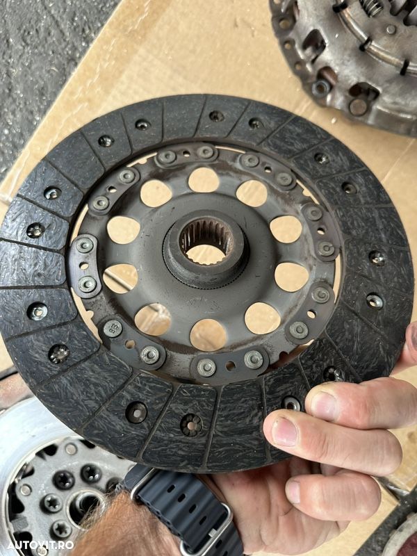 volantǎ kit ambreiaj BMW n47 177 hp cutie manuală 120d e87 320d e90 seria 5 e60 520d x1 e84 kitul conține volanta masă dublă disc ambreiaj placa de presiune piesele sunt în stare excelentă volanta este compatibilă și cu x3 e83 - 6