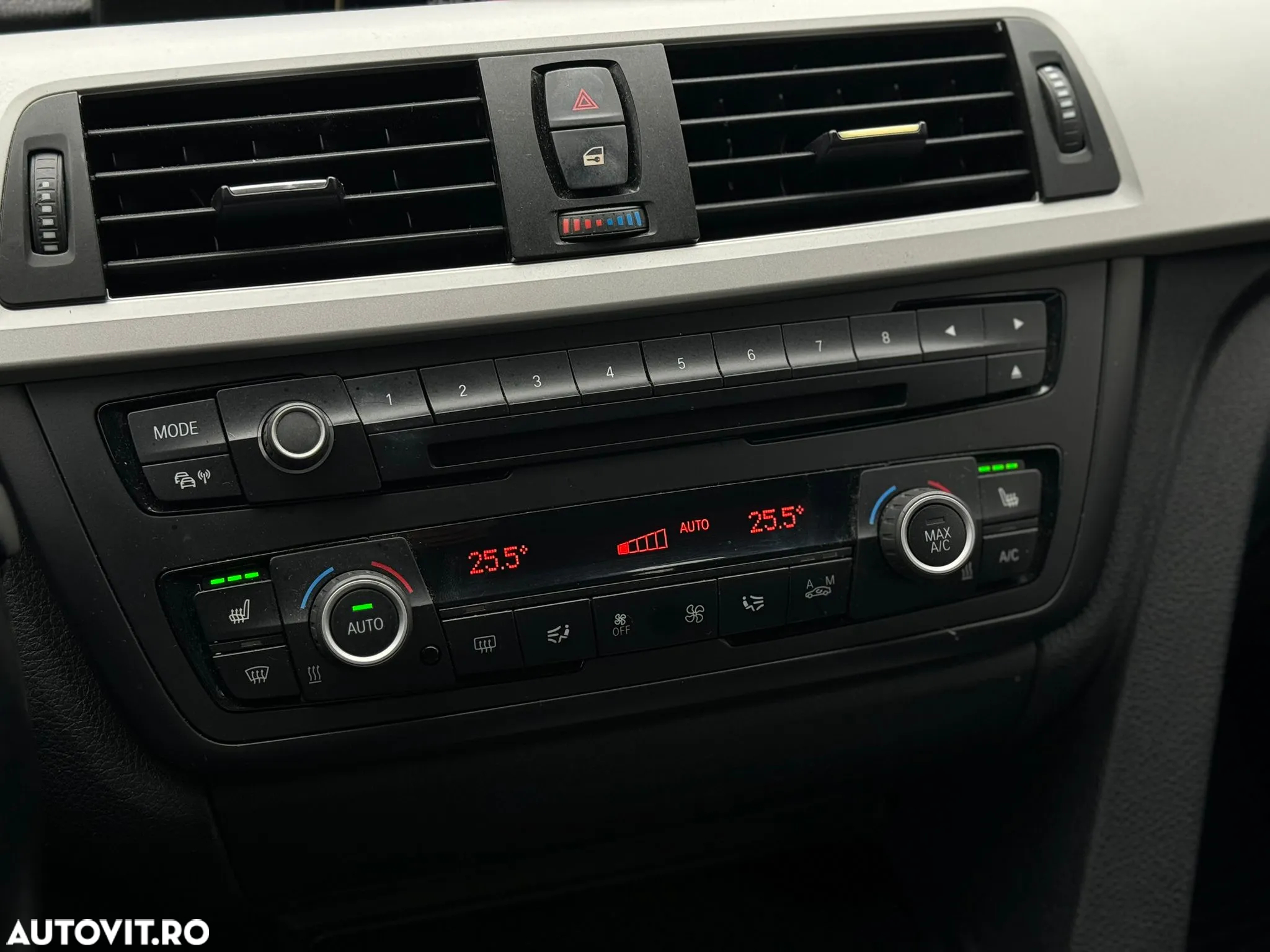 BMW Seria 3 320d DPF Touring Aut. - 34