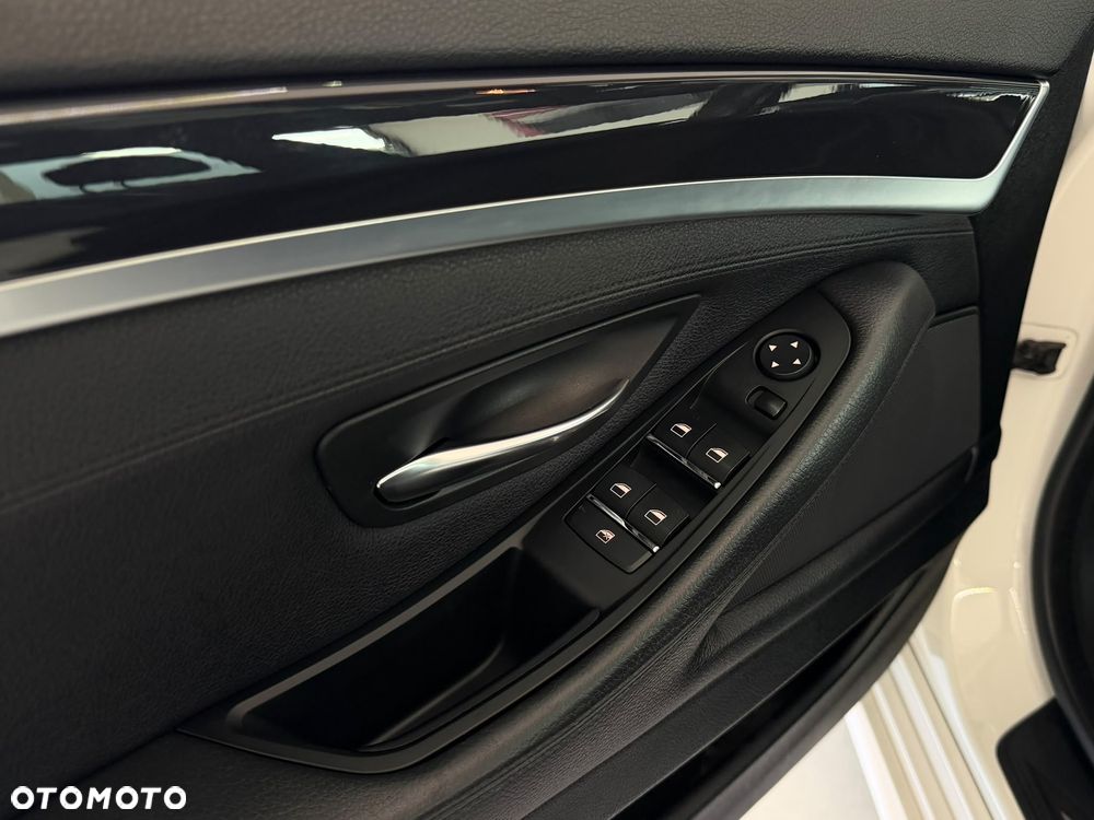 BMW Seria 5 525d xDrive - 14