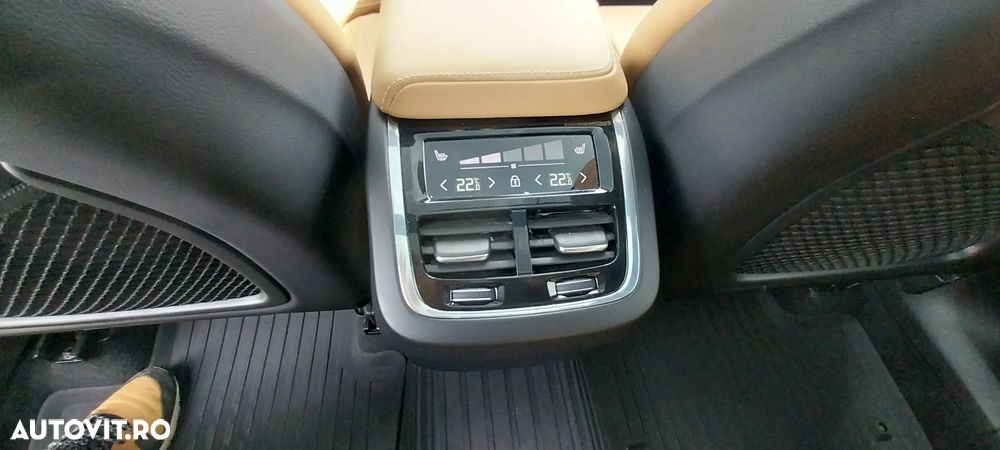 Volvo XC 60 B4 D AWD Ultimate Dark - 12