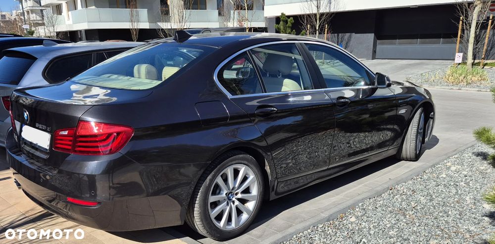 BMW Seria 5 525d xDrive - 14