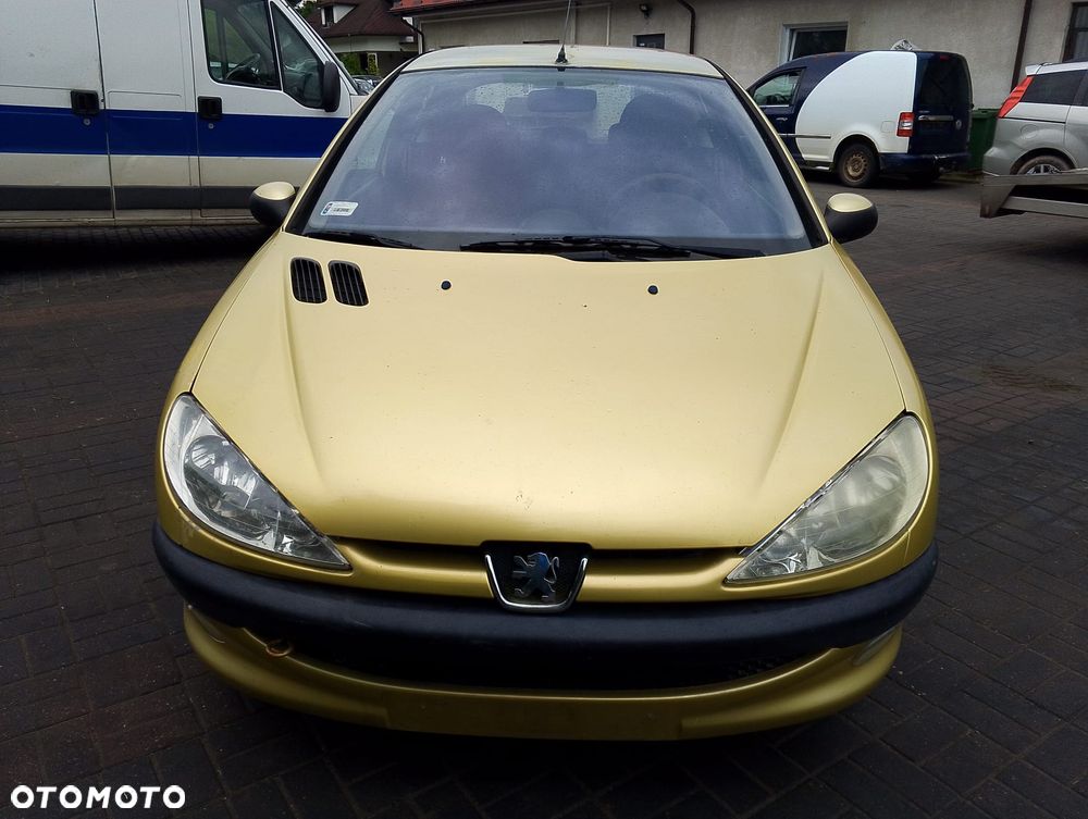 Peugeot 206 I FL (03-09r.) 1.4B 74KM. Silnik KFW Skrzynia 20CP81 lakier KAW – LAKIER ŻÓŁTY PERSEPOLIS.Cały na części. GWARANCJA !!!  Przód Tył Zestaw Komplet Drzwi Klapa Zderzak Błotnik Maska Grill Atrapa Szyba Pas Lampa Lusterko Boczki Fotel Kanapa Kokpit Deska Rozdzielcza Przełącznik Włącznik Sterownik Przewody Wiązka Instalacja Moduł Komputer Czujnik Listwa Pompa Alternator Wtryski Głowica Rozrusznik Kompresor Sprzęgło Dwumas Silnik Skrzynia ABS Klimatyzacji Paliwa Wspomagania Kolektor Turbina Przepustnica Zawór Chłodnica Koło Hak Belka Sanki Zawieszenie Mcpherson Półoś Amortyzator Wydech Tłumik Zacisk Most - 2