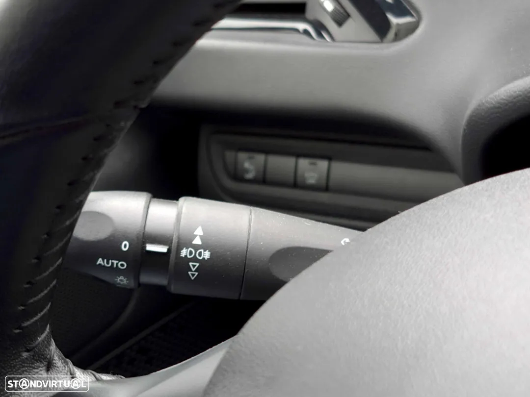 Peugeot 208 1.2 PureTech Signature - 6