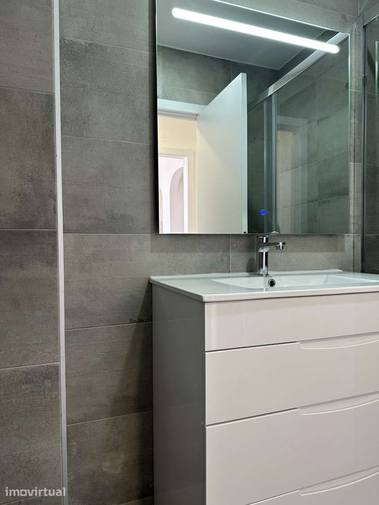 Apartamento T2 totalmente renovado com vista mar em primeira linha - Grande imagem: 2/18