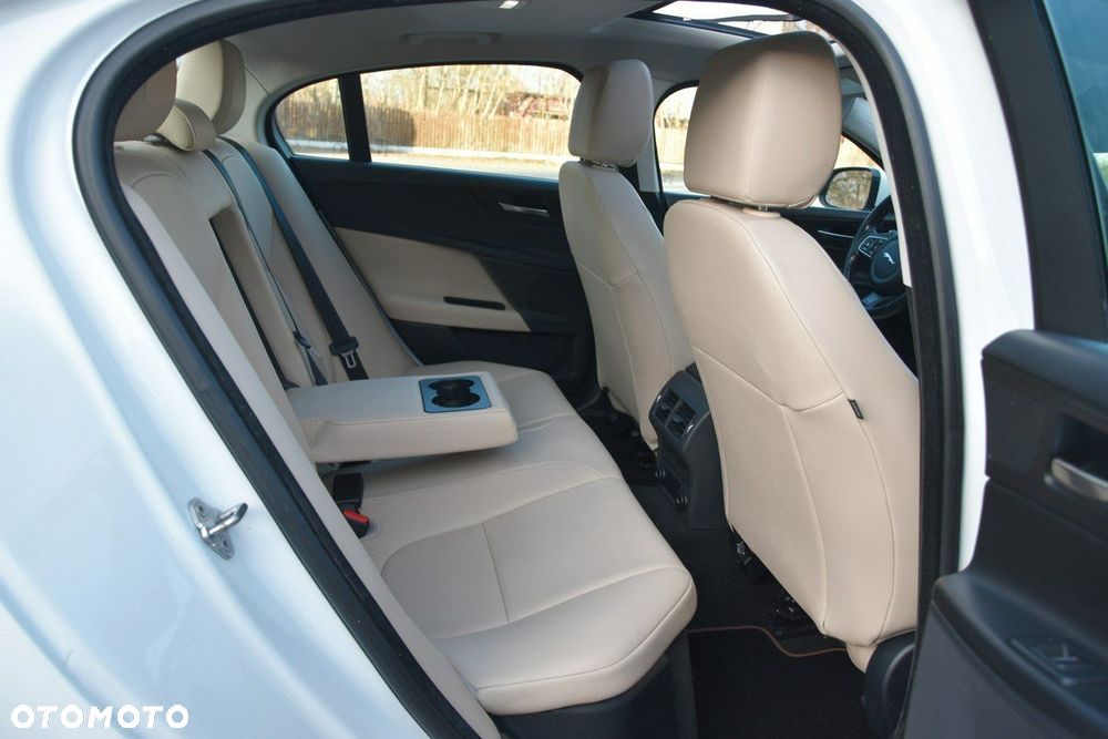 Jaguar XE - 13