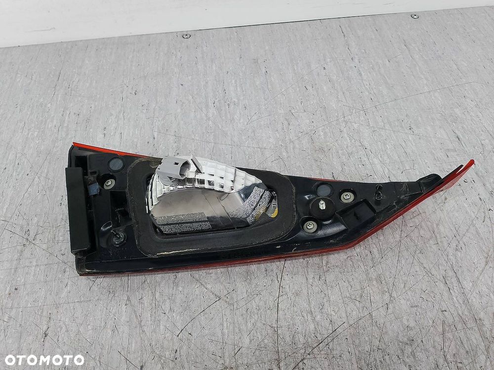 LAMPA TYLNA PRAWA W KLAPE MAZDA 3 III B45A-513F0 132-41979 SEDAN - 3
