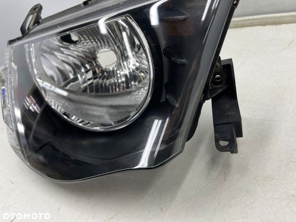 Lampa reflektor Mitsubishi L200 KA KB 05-10r. PRAWA przednia H4 oryginalna prawy przód EU 8301b462 - 9