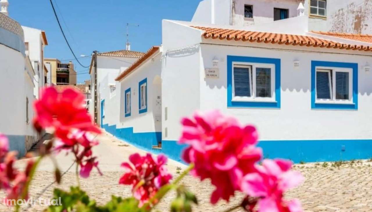 Tradicional Moradia V2 renovada para venda em Budens, Algarve - Grande imagem: 2/16