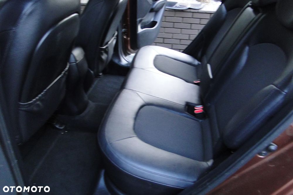 Hyundai ix35 2.0 CRDi 4WD Fifa World Cup Gold Edition - 16