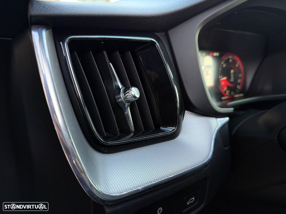 Volvo XC 60 2.0 D4 R-Design Geartronic - 28