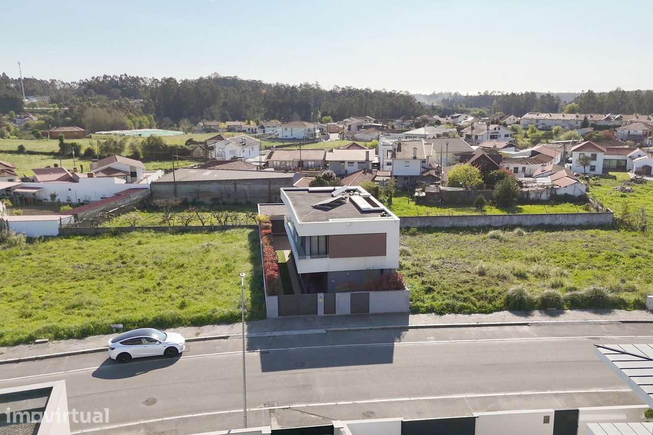 Excelente moradia moderna, local recatado com piscina - Grande imagem: 5/40