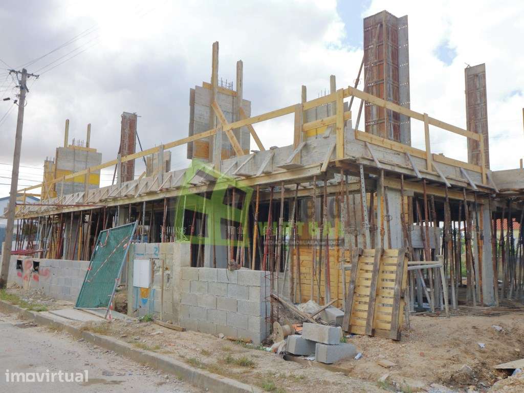 Moradia Geminada T4 com Piscina | Quinta das Laranjeiras, Fernão Ferro - Grande imagem: 3/19