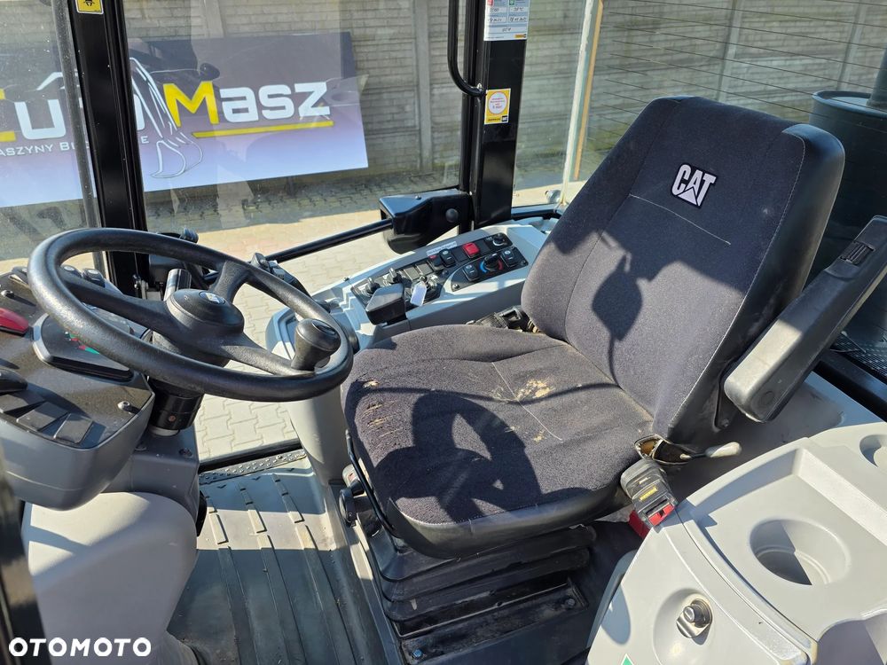 Caterpillar 908H2, 2014 ROK, 5700 MTH, ŁYŻKA OTWIERANA + WIDŁY - 21