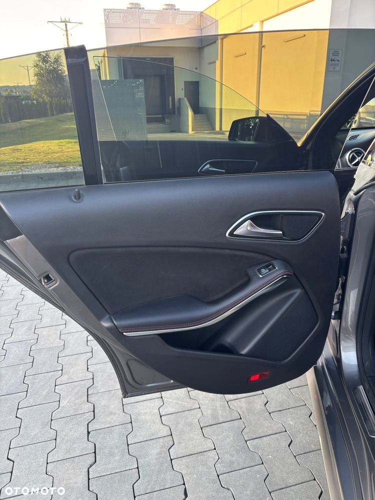Mercedes-Benz CLA 220 4-Matic AMG Line - 11