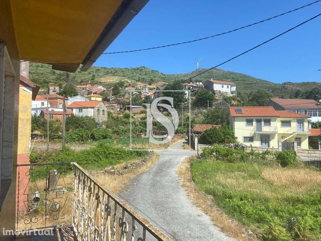 Propriedade com 2 moradias e vários anexos - Grande imagem: 2/37