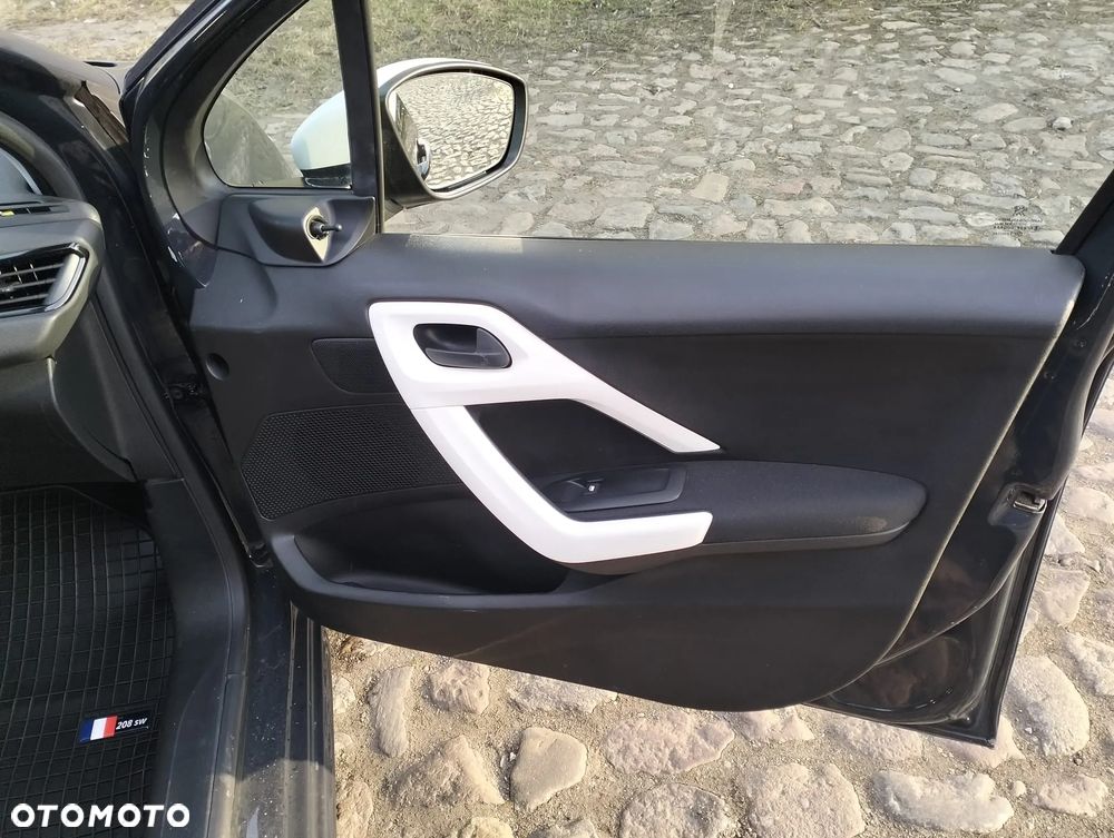 Peugeot 208 - 12