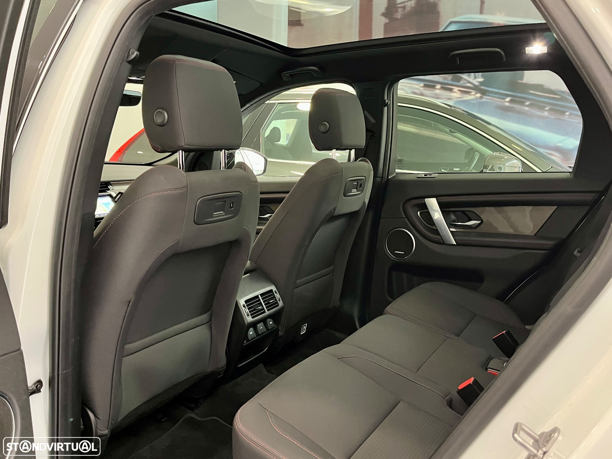 Land Rover Discovery Sport 1.5 I3 P300e AWD R-Dynamic - 13