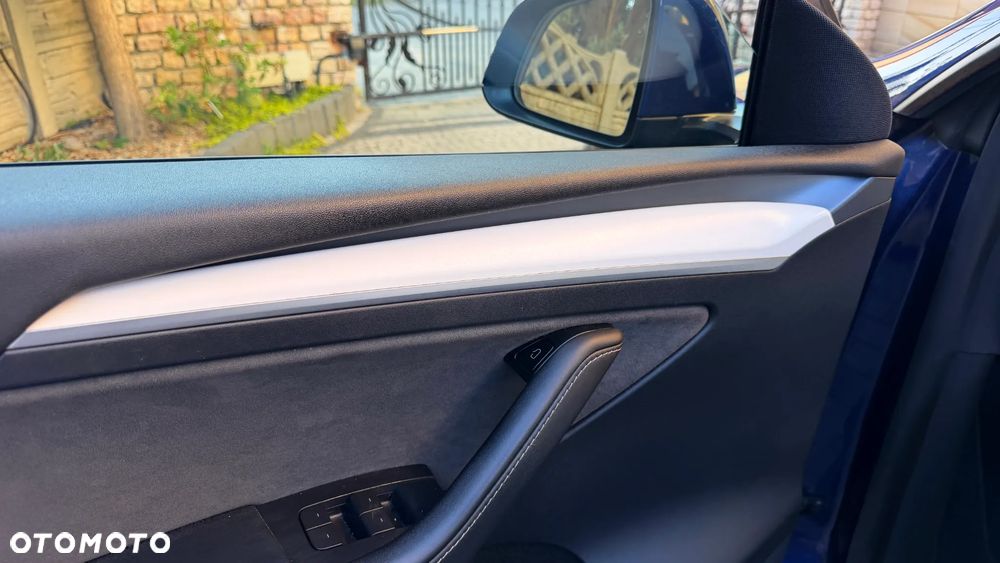 Tesla Model Y Long Range AWD - 22