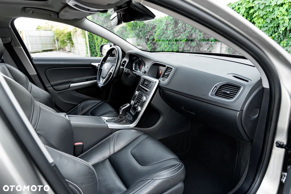 Volvo V60 D6 AWD Plug-in Hybrid Momentum - 20