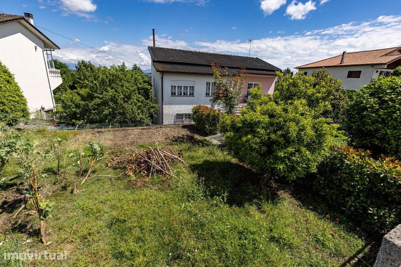 Excelente moradia bi-familiar T4 com jardim em Santa Comba Dão - Grande imagem: 3/53
