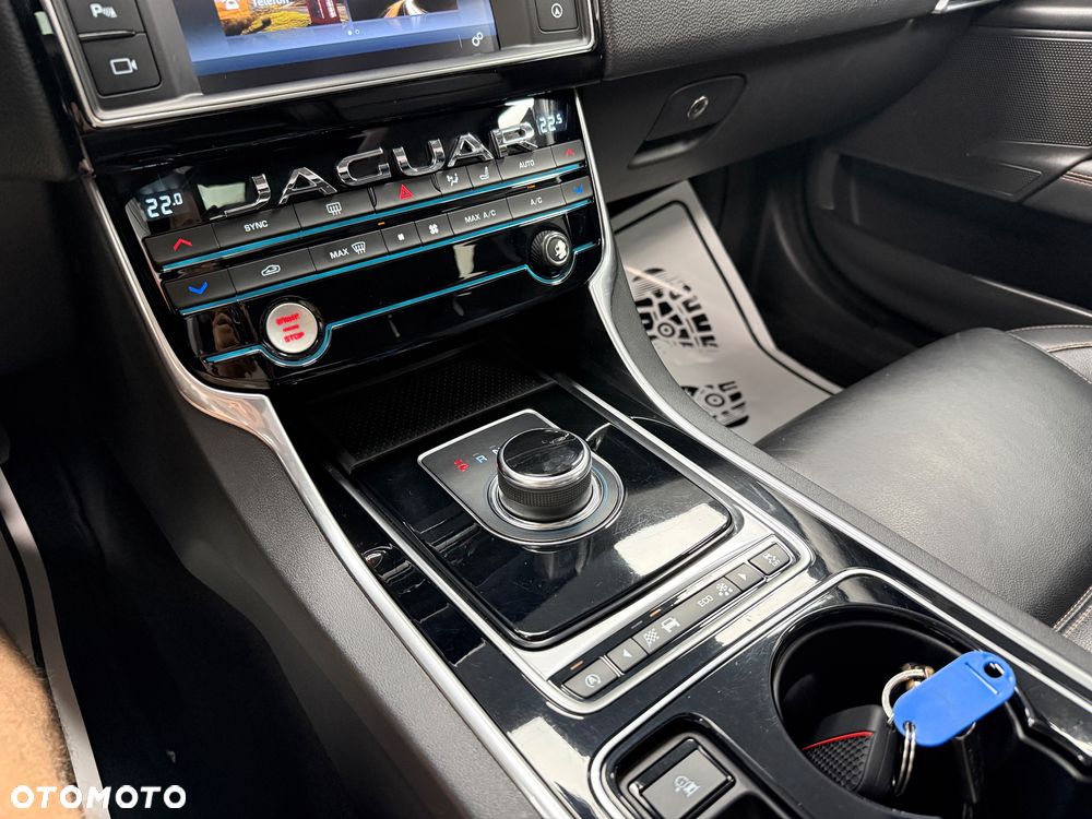 Jaguar XE - 17