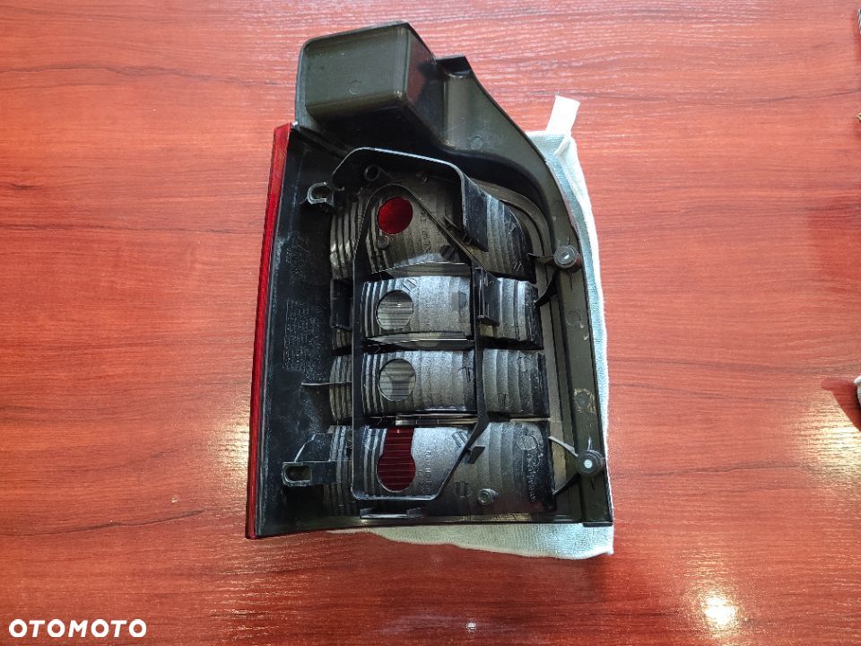 VW Transporter T5 Lampa prawy tył dymiona ciemna tylna prawa klapa NOWA EUROPA Multivan Caravelle - 2