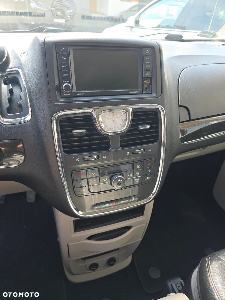 Chrysler Town & Country - 11