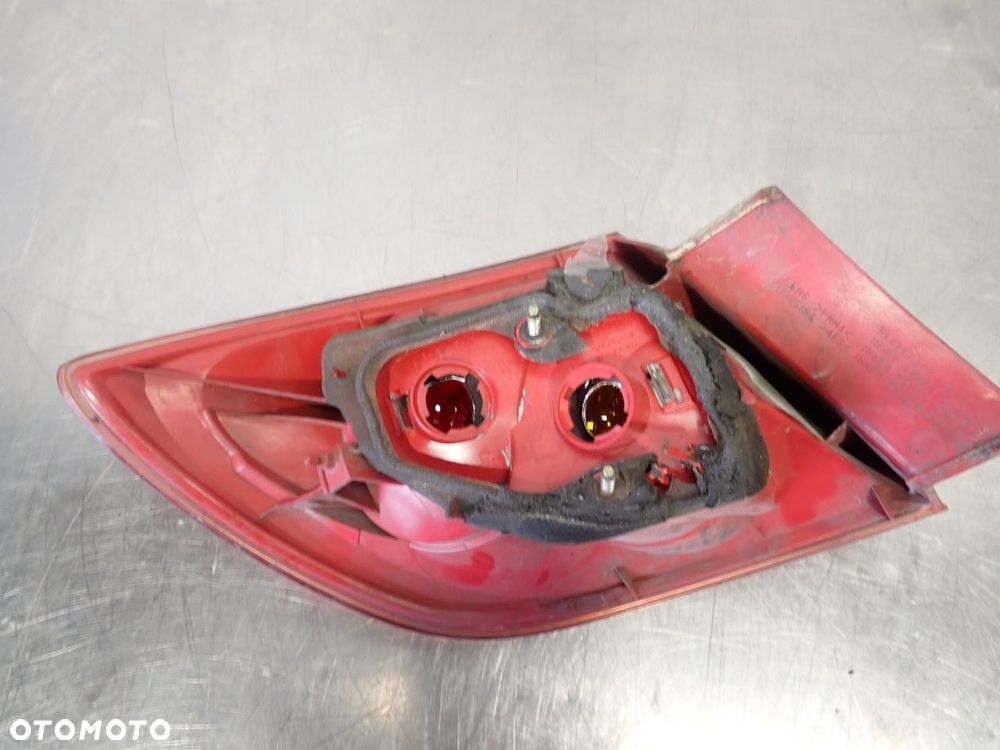 LAMPA PRAWA TYLNA MAZDA 3 1.6 - 4