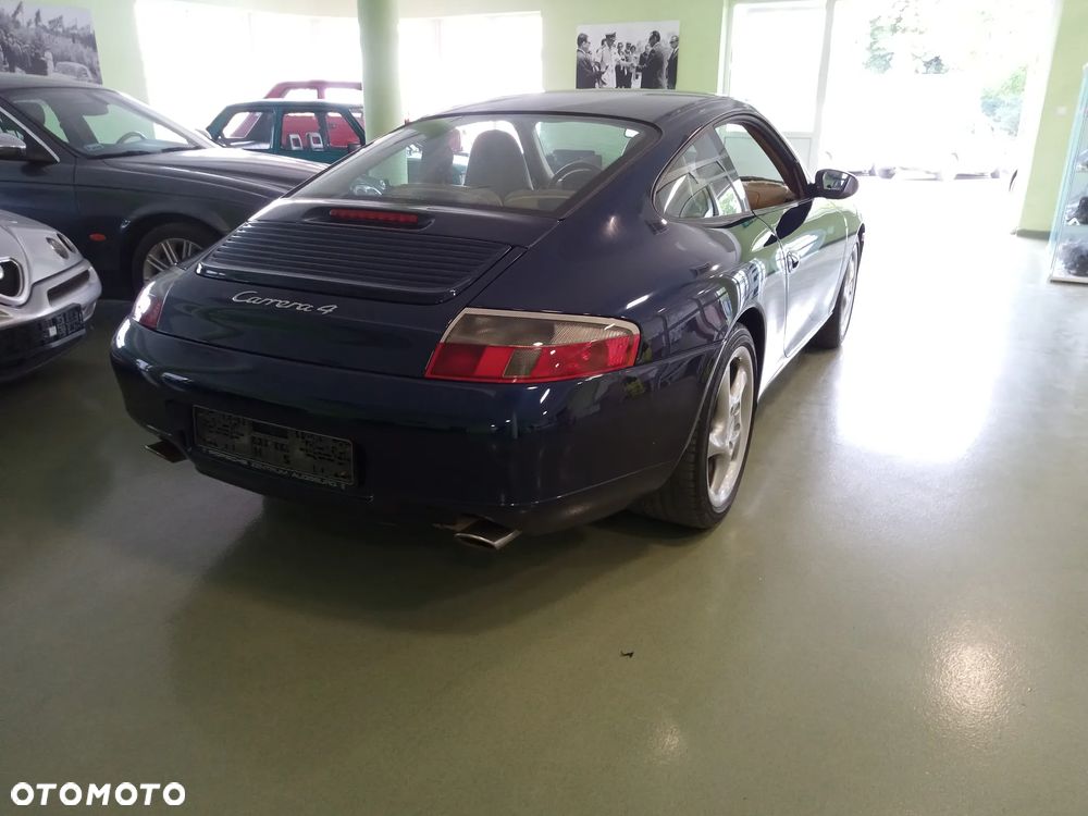 Porsche 911 Carrera 4 - 3
