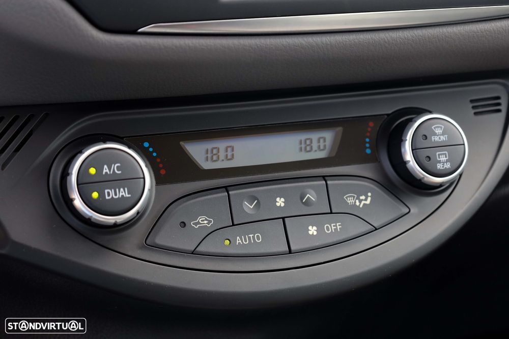 Toyota Yaris 1.5 HSD Comfort +P.Style+P.Techno - 23
