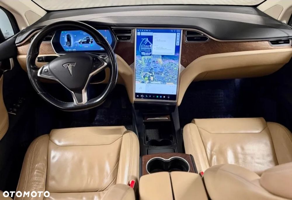 Tesla Model X - 10