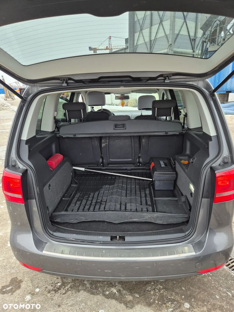 Volkswagen Touran - 12
