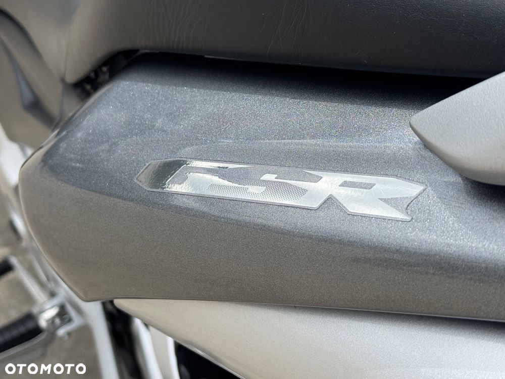 Suzuki GSR - 16