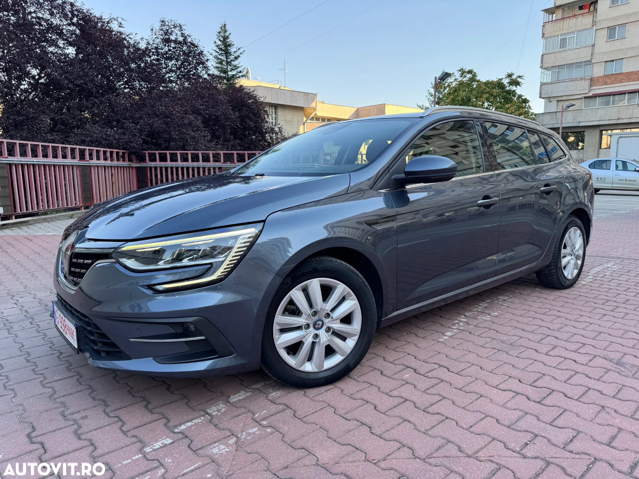 Renault Megane Grandtour E-TECH Plug-in 160 BUSINESS EDITION - 31
