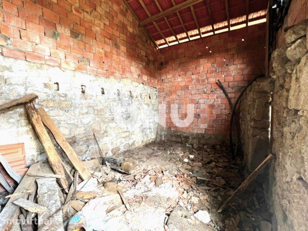Moradia em Banda T1 - Para Reconstrução Total - Grande imagem: 4/10