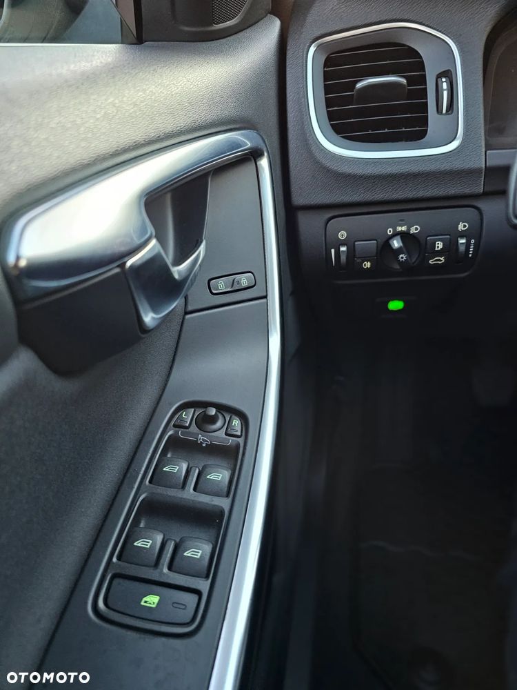 Volvo V60 D4 Momentum - 21