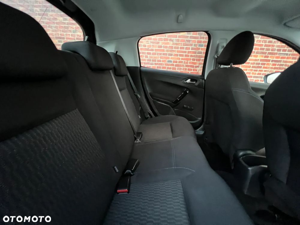 Peugeot 208 - 18