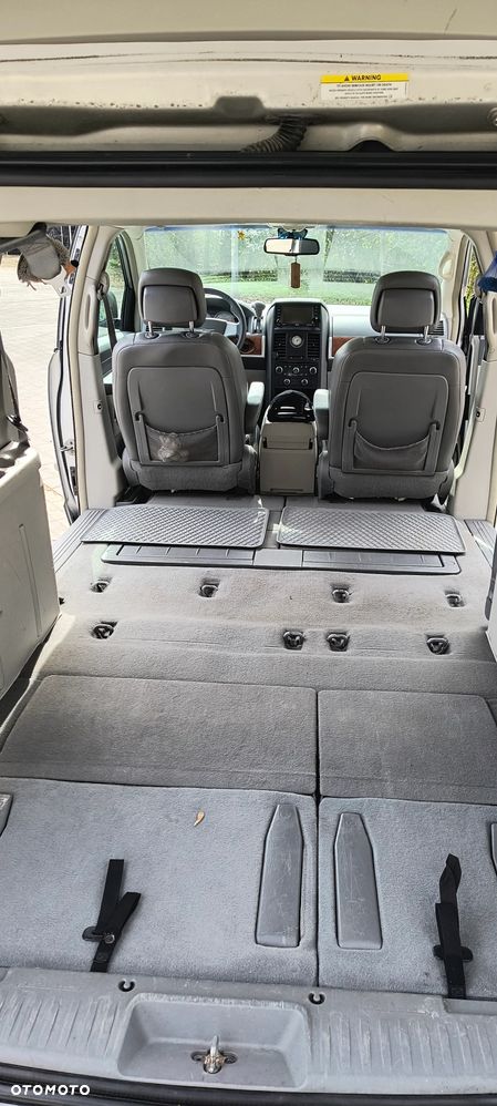 Chrysler Town & Country - 13