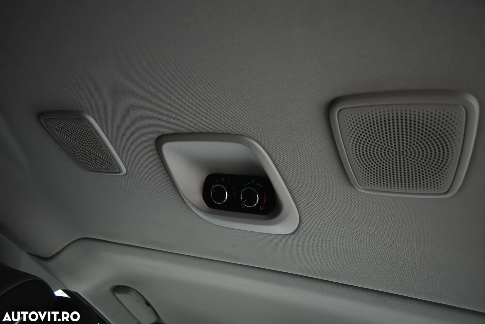Ford Tourneo Custom Bus 320 2.0 EcoBlue 170 CP L2H1 Titanium Aut. - 11