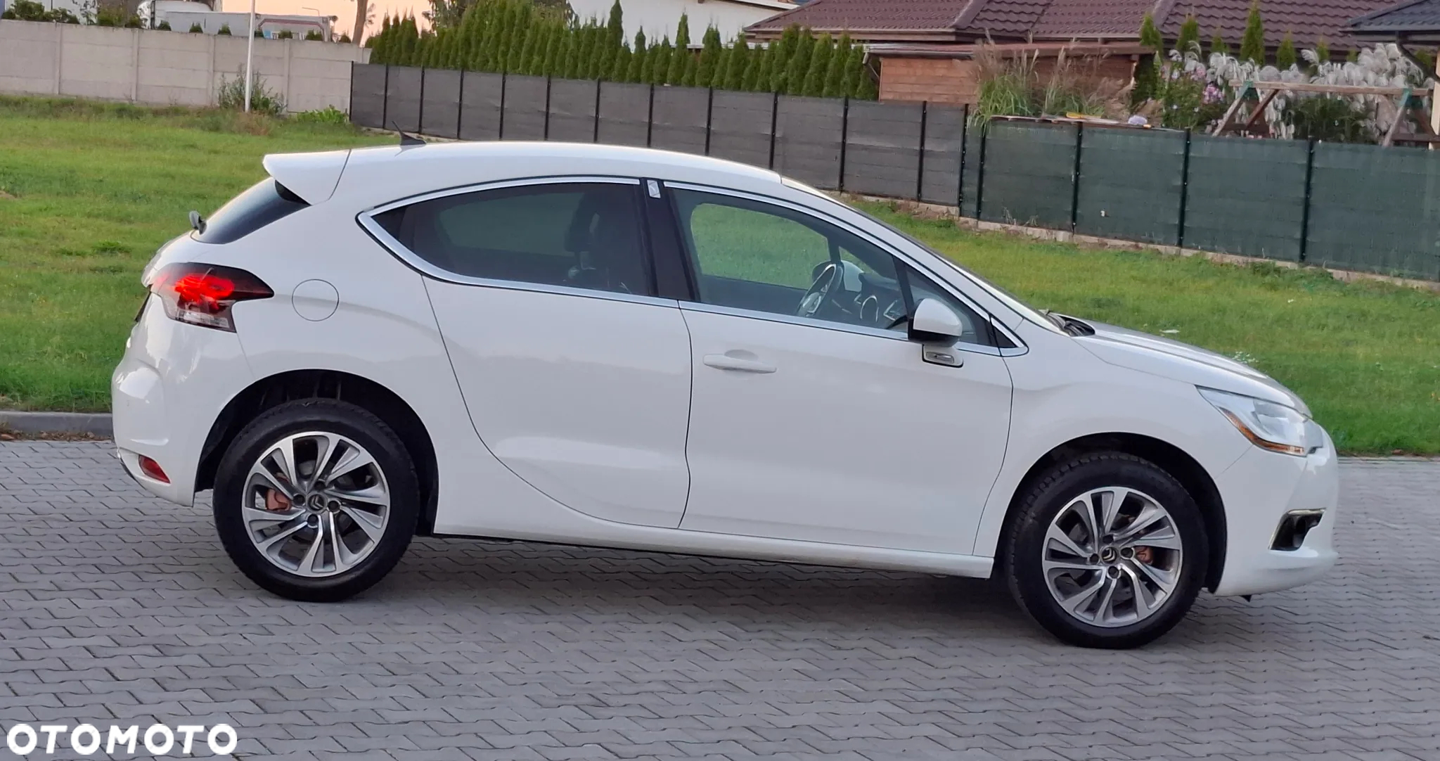 Citroën DS4 e-HDi 115 SoChic - 8