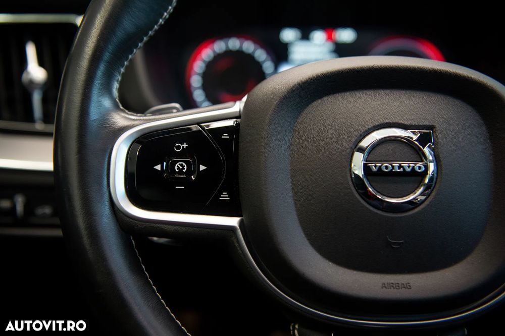 Volvo XC 60 Recharge T8 Twin Engine eAWD R-Design - 18