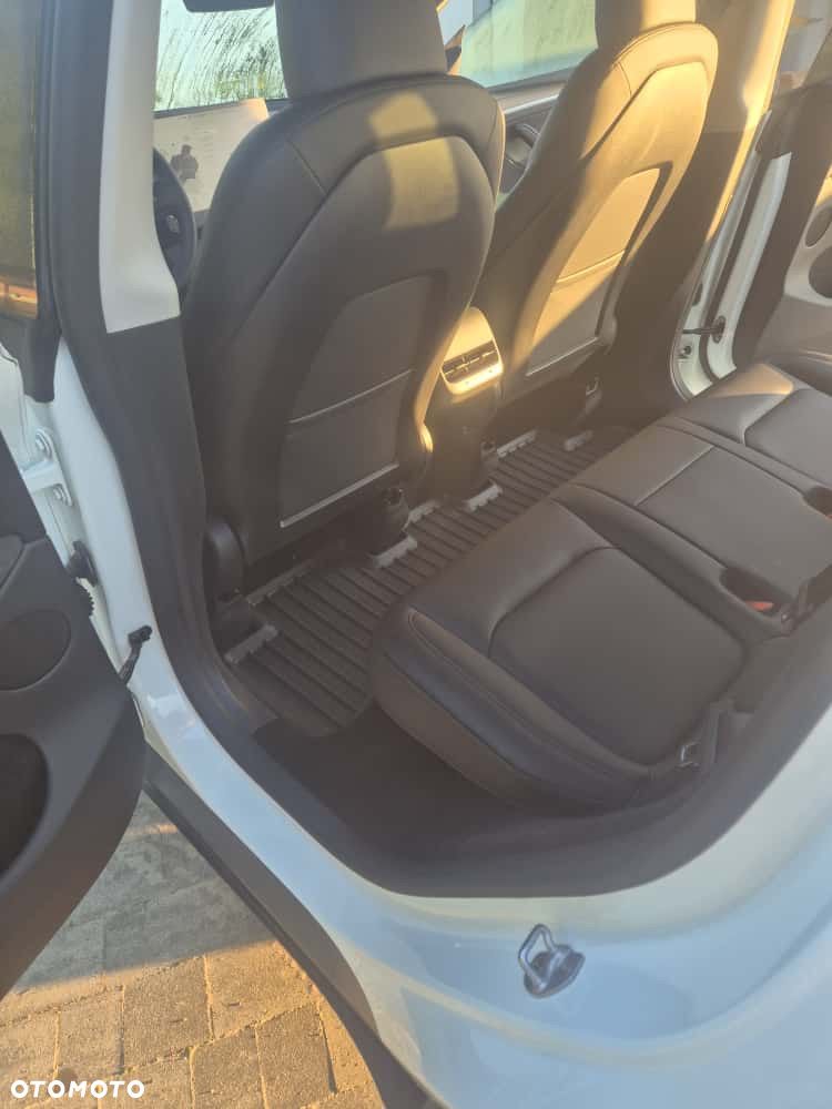 Tesla Y Long Range AWD - 11