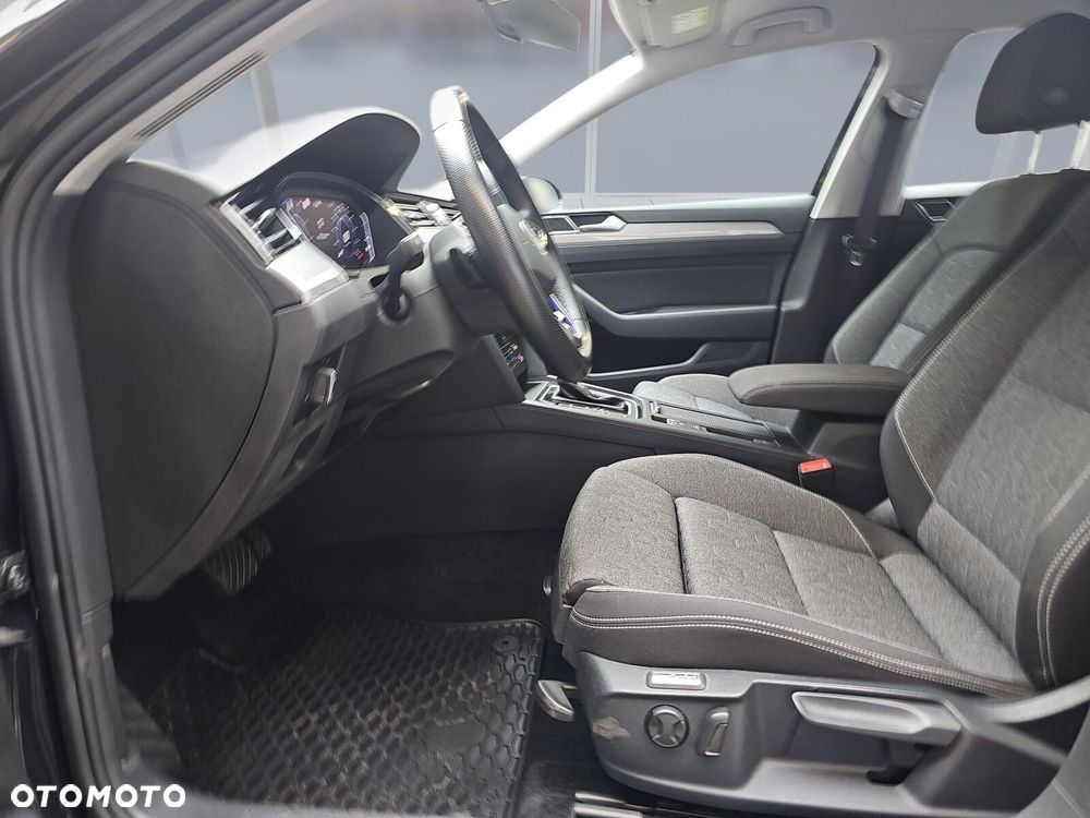 Volkswagen Passat - 11