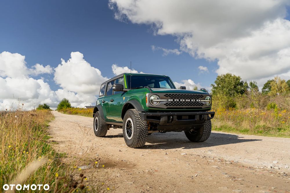 Ford Bronco - 1