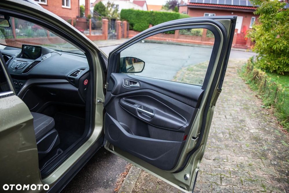 Ford Kuga 2.0 TDCi 2x4 Titanium - 25