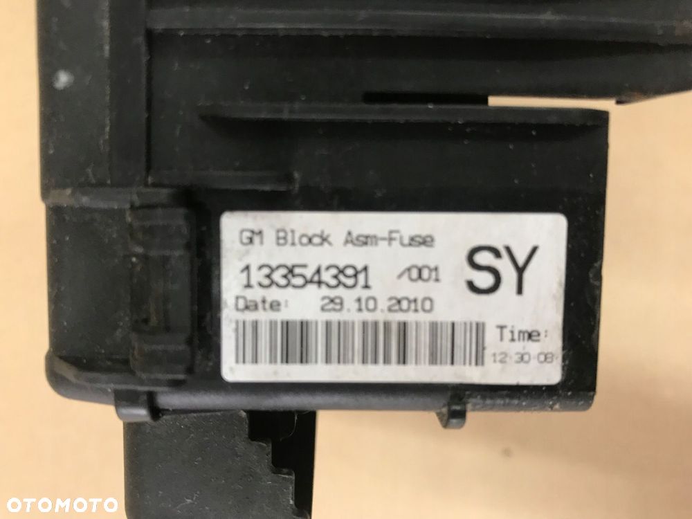 KLEMA SKRZYNKA BEZPIECZNIKÓW NA AKUMULATOR MERIVA II B 13354391 - 9