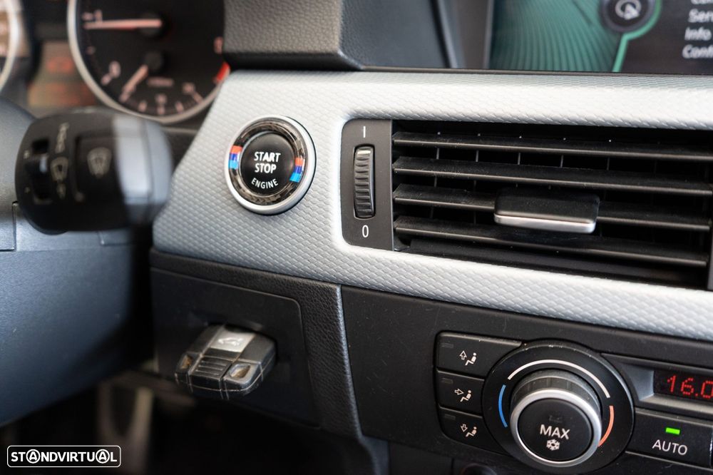 BMW 320 d Navigation Sport - 23
